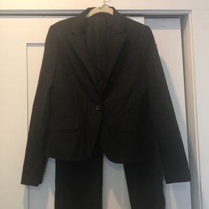 🎈black thin striped suit.